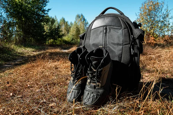 Camping backpack and boots on a background of summer nature. Trekking and camping adventures, hiking, hiking, traveling. — Stock Photo, Image