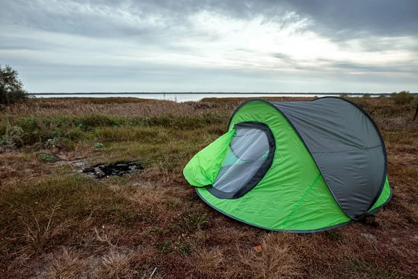 Camping tente verte dans le fond de la nature et du lac. Le concept de voyage, tourisme, camping . — Photo