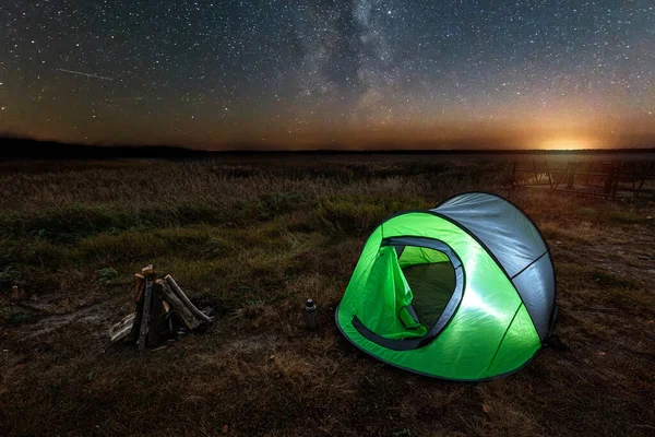 Kamp çadırı doğa ve gölün arka planında yeşil. Seyahat, turizm, kamp konsepti. — Stok fotoğraf