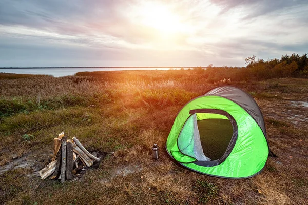 Camping tält grön i bakgrunden av naturen och sjön. Begreppet resor, turism, camping. — Stockfoto