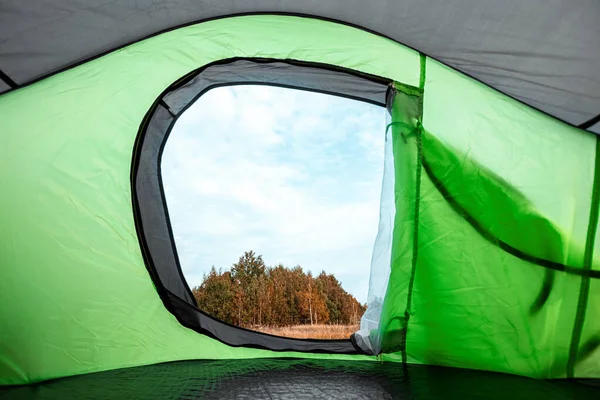 Vue du camping depuis la tente sur la nature. Le concept de voyage, tourisme, camping . — Photo