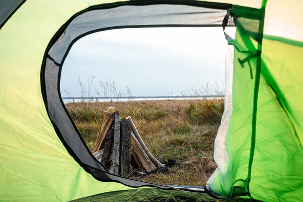 Camping utsikt från tältet på naturen. Begreppet resor, turism, camping. — Stockfoto