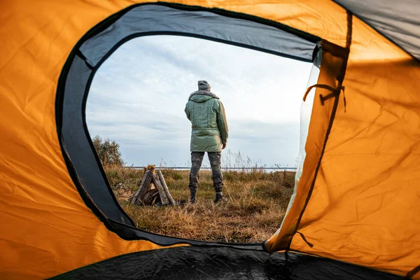 Camping vista desde la tienda de campaña en la naturaleza y el hombre. El concepto de viajes, turismo, camping . —  Fotos de Stock