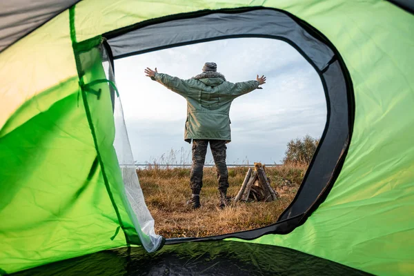 Vue du camping depuis la tente sur la nature et l'homme. Le concept de voyage, tourisme, camping . — Photo