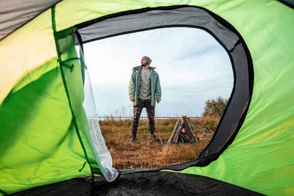 Vue du camping depuis la tente sur la nature et l'homme. Le concept de voyage, tourisme, camping . — Photo