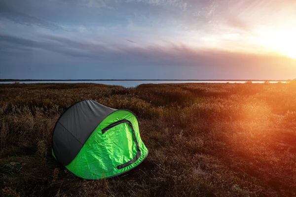 Zeltgrün im Hintergrund der Natur und des Sees. das Konzept von Reisen, Tourismus, Zelten. — Stockfoto