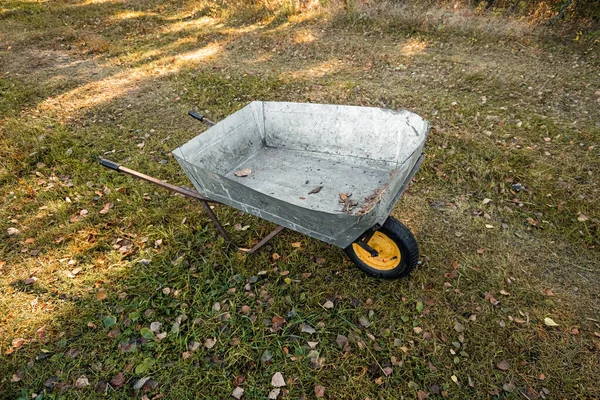 Vacío coche de campo se encuentra en el césped, vista superior . — Foto de Stock