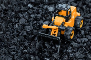 Kömürlü bir kova, açık kömür madenciliği, ulaşım ve lojistik, kopyalama alanı. Fosil yakıtlar, çevre kirliliği.