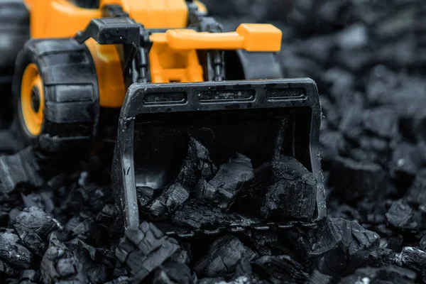 Loader bucket with coal, open pit coal mining, transport and logistics, copy space. Fossil fuels, environmental pollution. — Stock Photo, Image