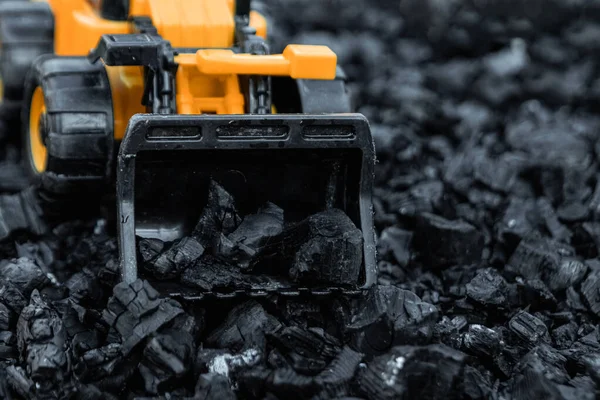 Loader bucket with coal, open pit coal mining, transport and logistics, copy space. Fossil fuels, environmental pollution. — Stock Photo, Image