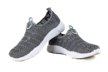 Beyaz arka planda izole edilmiş bir çift gri spor ayakkabı. rahat spor ayakkabıları. Koşmak, yürümek, rahat ayakkabılar.