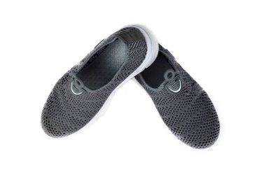 Beyaz arka planda izole edilmiş bir çift gri spor ayakkabı. rahat spor ayakkabıları. Koşmak, yürümek, rahat ayakkabılar.
