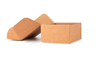 beyaz arkaplanda karton kutular var. Yemek Teslimatı Konsepti