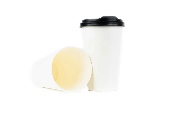 白色背景上的一排纸杯咖啡 不同尺寸的咖啡和茶的杯子在白色背景上隔离 热咖啡 星巴克 — 图库照片