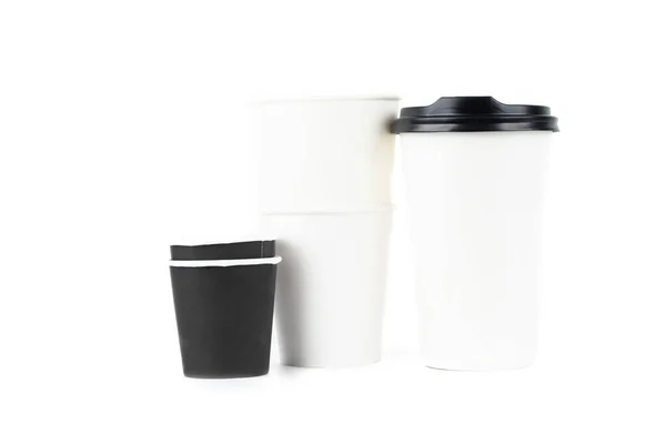 白色背景上的一排纸杯咖啡 不同尺寸的咖啡和茶的杯子在白色背景上隔离 热咖啡 星巴克 — 图库照片