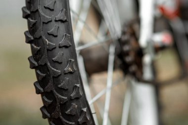 Zincirleme yakın plan lastikli bir tekerlek. Bisiklet, kardiyo çalışması.