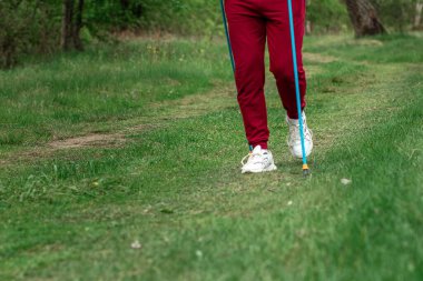 İskandinav yürüyüşü, sopalar, bacaklar. Sağlıklı yaşam tarzı konsepti, kardiyo eğitimi. Kopyalama alanı