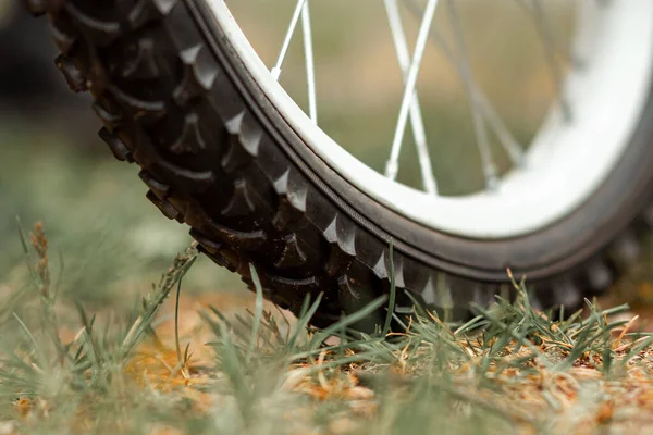 Rueda Con Una Banda Rodadura Con Primer Plano Cadena Bicicleta —  Fotos de Stock