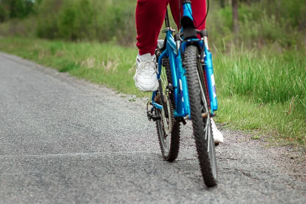 Ноги Педалі Велосипеда Крупним Планом Їзда Дорозі Лісі Концепція Здорового — стокове фото