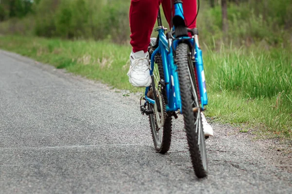 Benen Pedalen Van Een Fiets Close Rijden Een Weg Het — Stockfoto