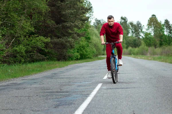 Hombre Chándal Una Bicicleta Pasea Por Una Carretera Bosque Concepto — Foto de Stock