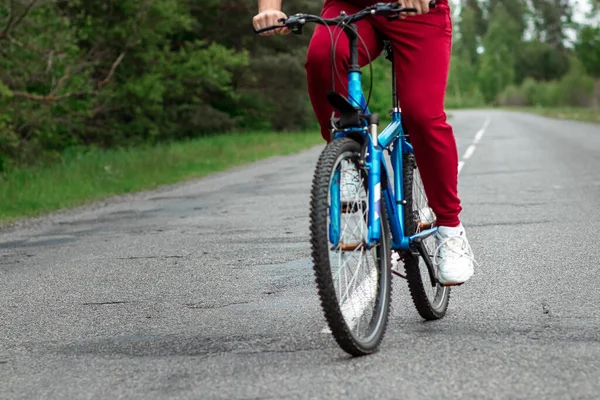 Pernas Nos Pedais Uma Bicicleta Close Montando Uma Estrada Floresta — Fotografia de Stock