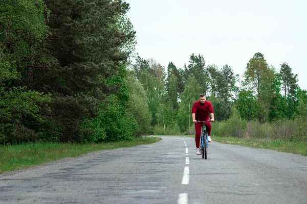 Mężczyzna Dresie Rowerze Jeździ Leśnej Drodze Koncepcja Zdrowego Stylu Życia — Zdjęcie stockowe