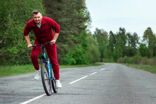 Mężczyzna Dresie Rowerze Jeździ Leśnej Drodze Koncepcja Zdrowego Stylu Życia — Zdjęcie stockowe