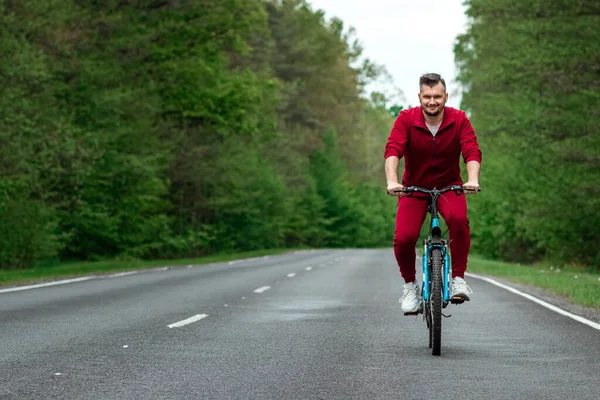 Hombre Chándal Una Bicicleta Pasea Por Una Carretera Bosque Concepto —  Fotos de Stock