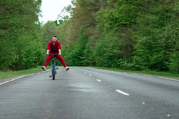 Bicicleta Masculina Feliz Con Las Piernas Arriba Camino Bosque Concepto — Foto de Stock