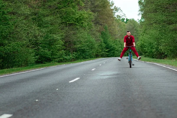 Счастливый Мужской Велосипед Поднятыми Ногами Дорога Лесу Концепция Здорового Образа — стоковое фото