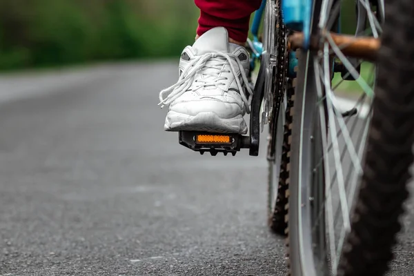 Ноги Педалі Велосипеда Крупним Планом Їзда Дорозі Лісі Концепція Здорового — стокове фото