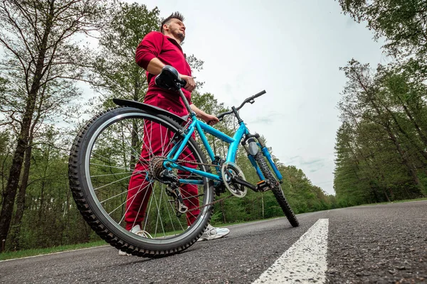 Hombre Chándal Para Junto Una Bicicleta Una Carretera Bosque Concepto — Foto de Stock