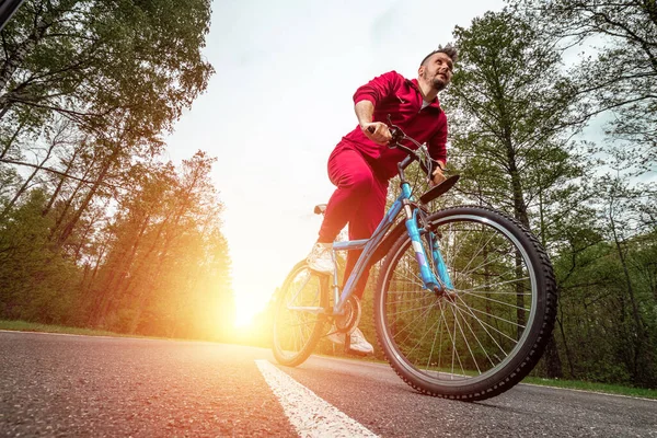 Een Man Een Trainingspak Fietst Een Weg Het Bos Het — Stockfoto