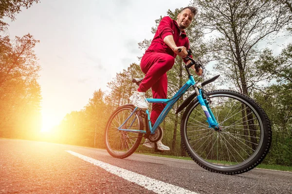 Een Man Een Trainingspak Fietst Een Weg Het Bos Het — Stockfoto