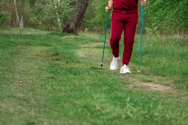 Caminata Nórdica Palos Piernas Cerca Concepto Estilo Vida Saludable Entrenamiento —  Fotos de Stock