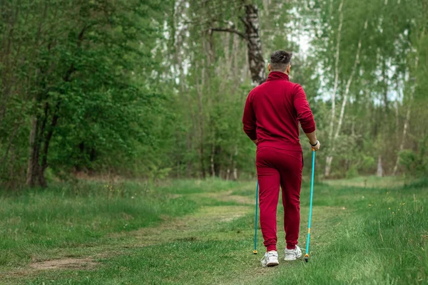 Ein Mann Trainingsanzug Ist Mit Nordic Walking Beschäftigt Das Konzept — Stockfoto