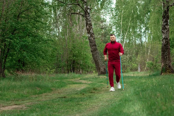 Mężczyzna Dresie Jest Zaangażowany Nordic Walking Koncepcja Zdrowego Stylu Życia — Zdjęcie stockowe