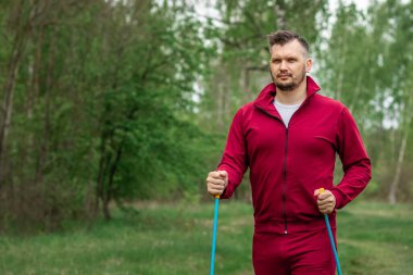 İskandinav yürüyüşü, sopalar, eller yakın plan. Sağlıklı yaşam tarzı konsepti, kardiyo eğitimi. Kopyalama alanı