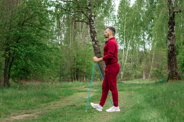 Mężczyzna Dresie Jest Zaangażowany Nordic Walking Koncepcja Zdrowego Stylu Życia — Zdjęcie stockowe
