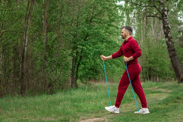 Een Man Een Trainingspak Bezig Met Nordic Walking Het Concept — Stockfoto