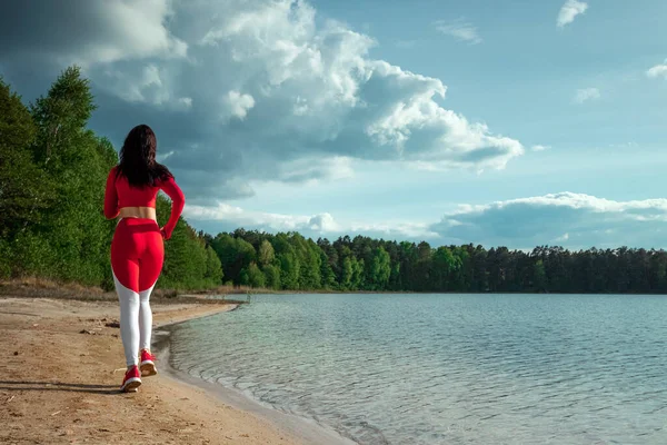 Una Chica Hermosa Feliz Chándal Corre Largo Del Camino Lago —  Fotos de Stock