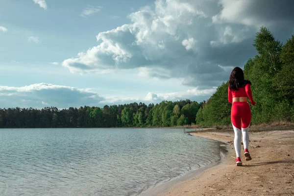 Una Chica Hermosa Feliz Chándal Corre Largo Del Camino Lago —  Fotos de Stock