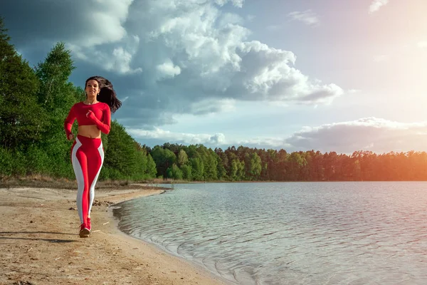 Una Chica Hermosa Feliz Chándal Corre Largo Del Camino Lago —  Fotos de Stock