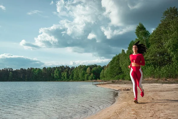 Una Chica Hermosa Feliz Chándal Corre Largo Del Camino Lago —  Fotos de Stock