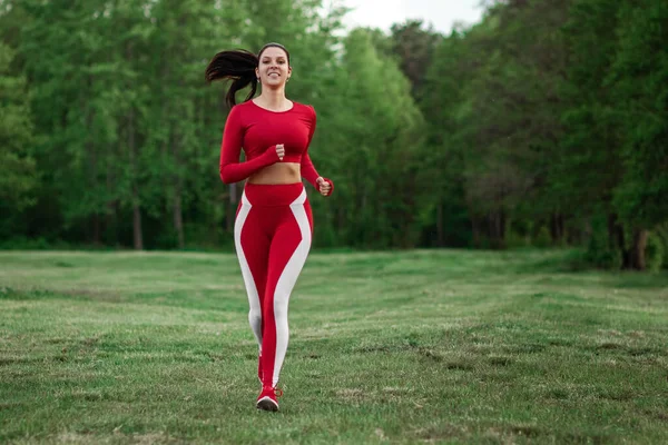 Una Chica Chándal Sienta Una Posición Loto Ega Fondo Naturaleza — Foto de Stock