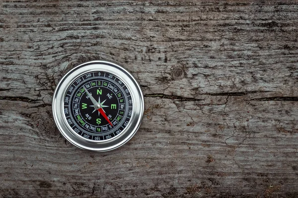 Zilver Kompas Een Houten Achtergrond Bovenaanzicht Het Concept Van Reizen — Stockfoto