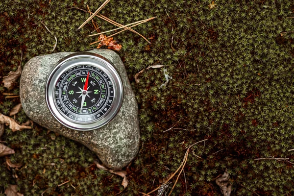 Magnetisch Kompas Met Een Zwarte Wijzerplaat Een Stenen Bovenaanzicht Het — Stockfoto