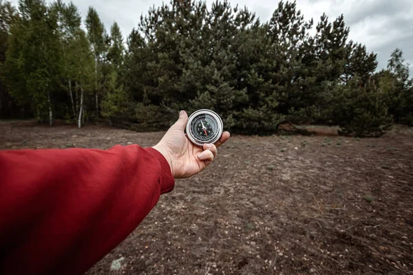 Kompas Hand Een Achtergrond Van Een Landschap Van Bergen Close — Stockfoto