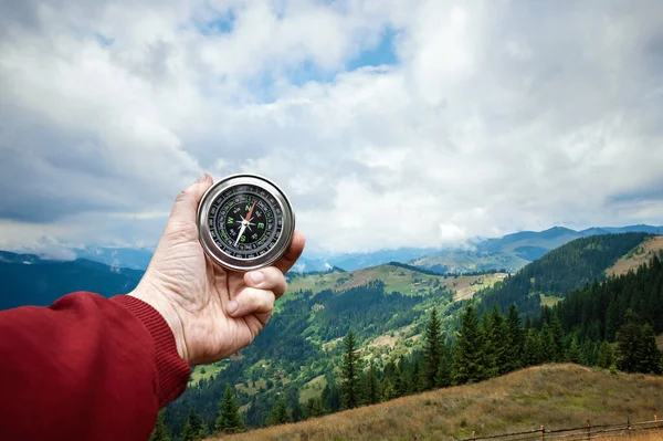 Gros Plan Main Masculine Compas Argenté Sur Fond Paysage Montagneux — Photo